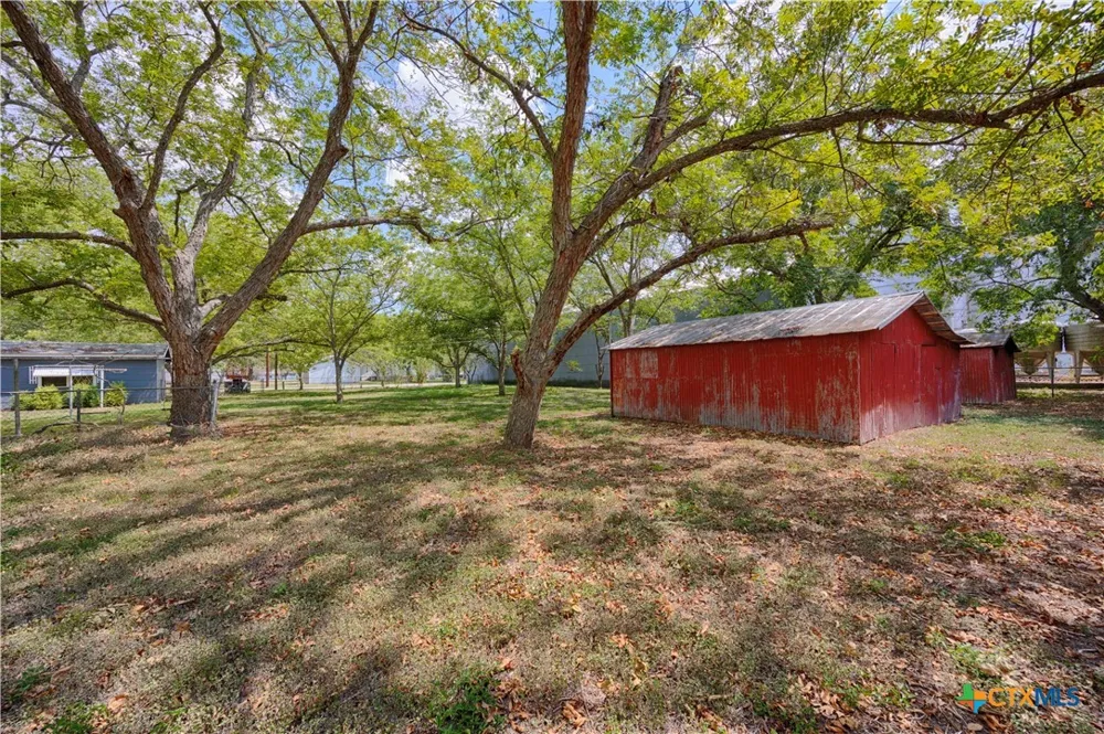 401 W Live Oak and 504 S Pecan Street Moulton, TX 77975
