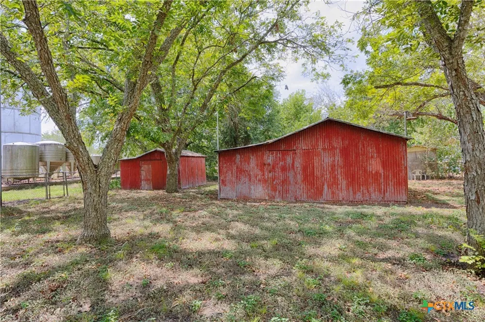 401 W Live Oak and 504 S Pecan Street Moulton, TX 77975