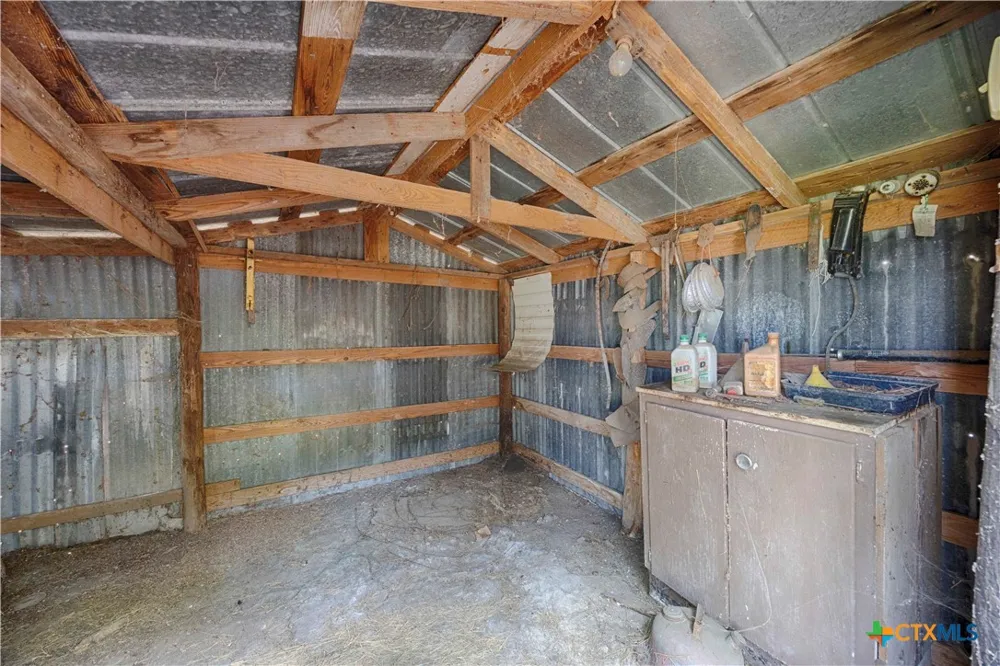 401 W Live Oak and 504 S Pecan Street Moulton, TX 77975