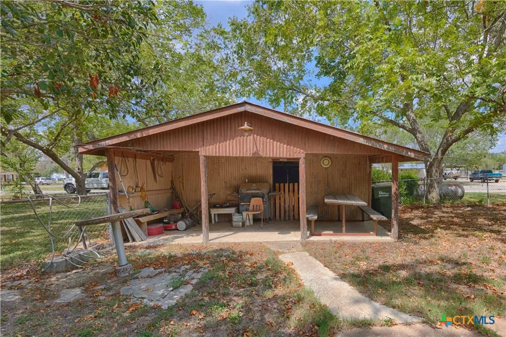 401 W Live Oak and 504 S Pecan Street Moulton, TX 77975