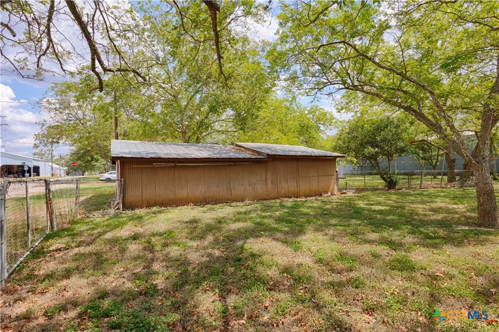 401 W Live Oak and 504 S Pecan Street Moulton, TX 77975