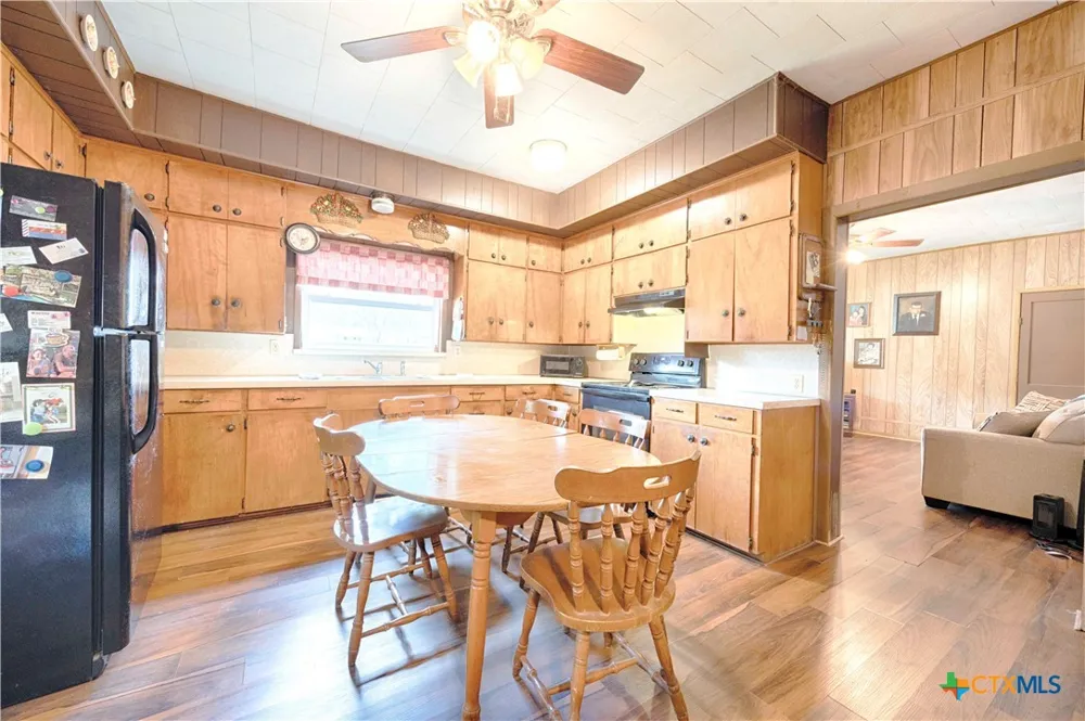 401 W Live Oak and 504 S Pecan Street Moulton, TX 77975