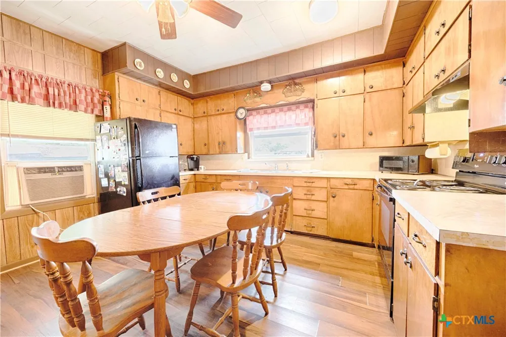 401 W Live Oak and 504 S Pecan Street Moulton, TX 77975