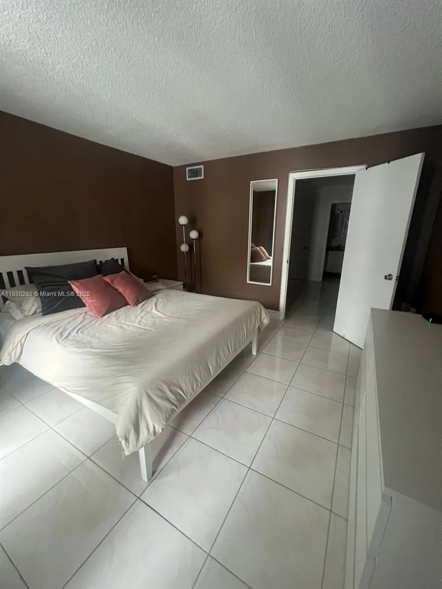 2750 NE 183rd St #1612 Aventura, FL 33160