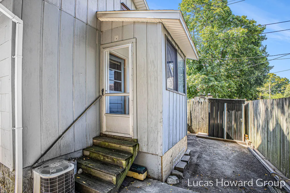 712 Lenore Avenue Lansing, MI 48910