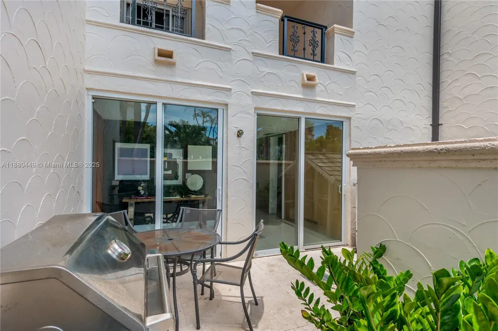2514 Fisher Island Dr #6104 Miami Beach, FL 33109