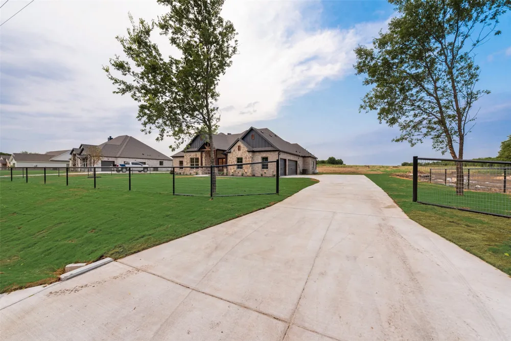 73 Dove Landing Road Valley View, TX 76272