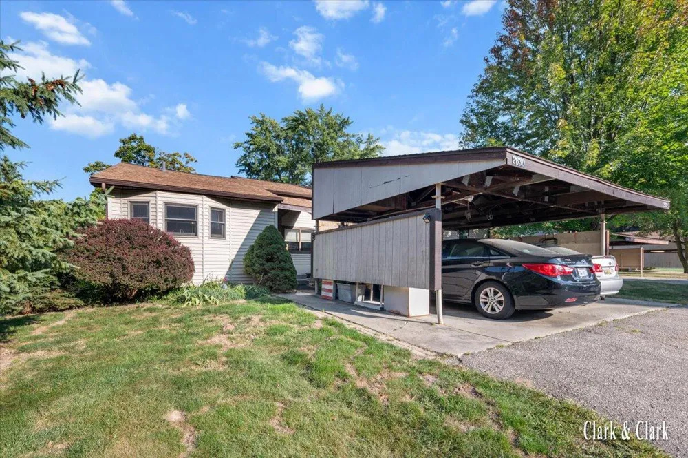 2630 Chatham Woods Drive SE Grand Rapids, MI 49546