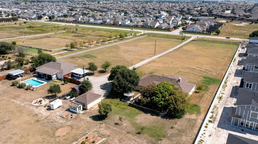 8010 County Road 110 Road Round Rock, TX 78665
