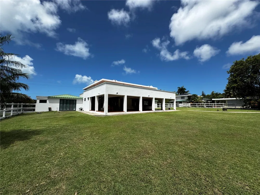 Ave. Hacienda Margarita URB. HACIENDA MARGARITA #8 Luquillo, PR 00773