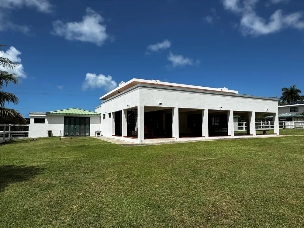 Ave. Hacienda Margarita URB. HACIENDA MARGARITA #8 Luquillo, PR 00773