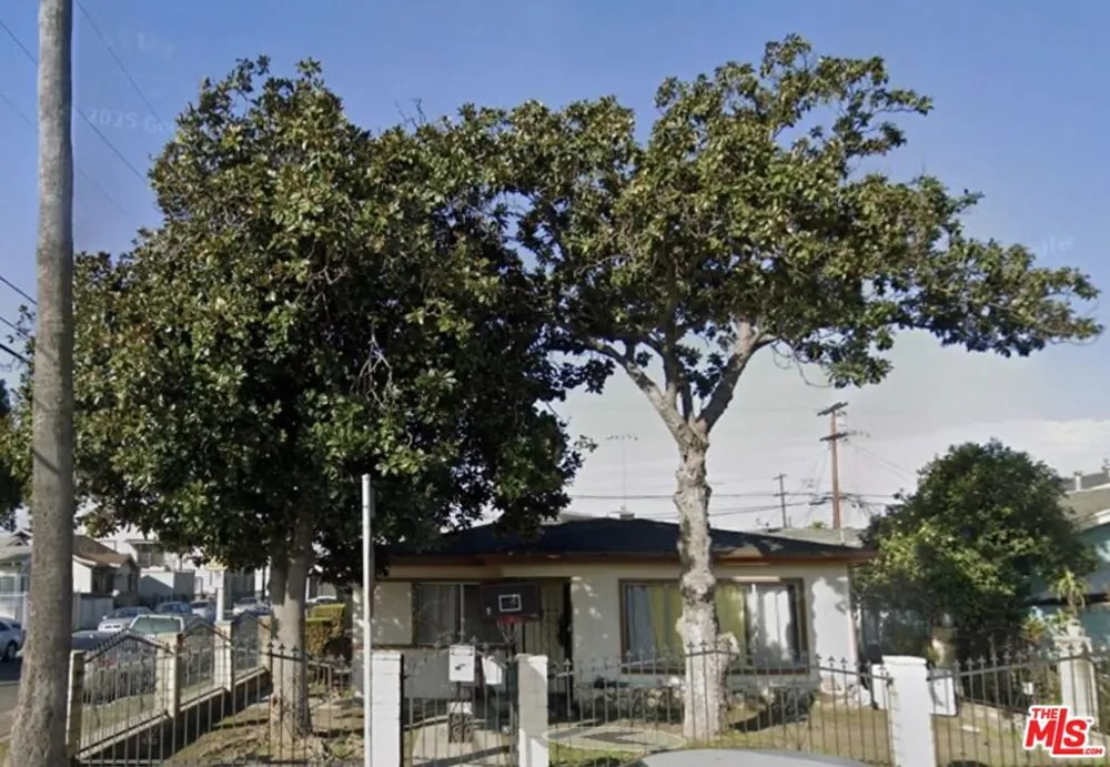 5879 Bonsallo Avenue Los Angeles, CA 90044