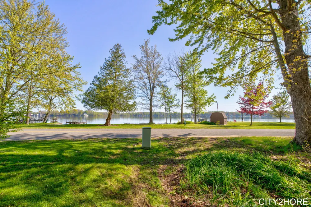 5964 122nd Avenue Fennville, MI 49408