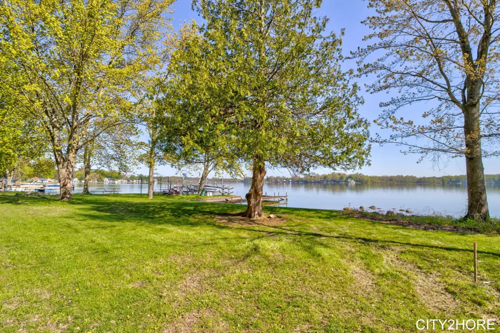 5964 122nd Avenue Fennville, MI 49408