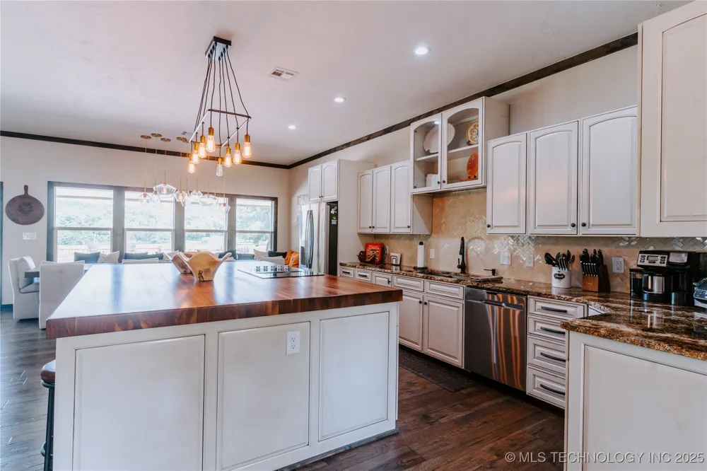 4100 430 ROAD Locust Grove, OK 74352