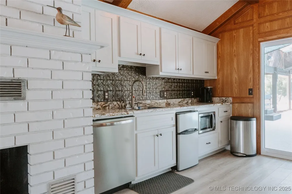 4100 430 ROAD Locust Grove, OK 74352