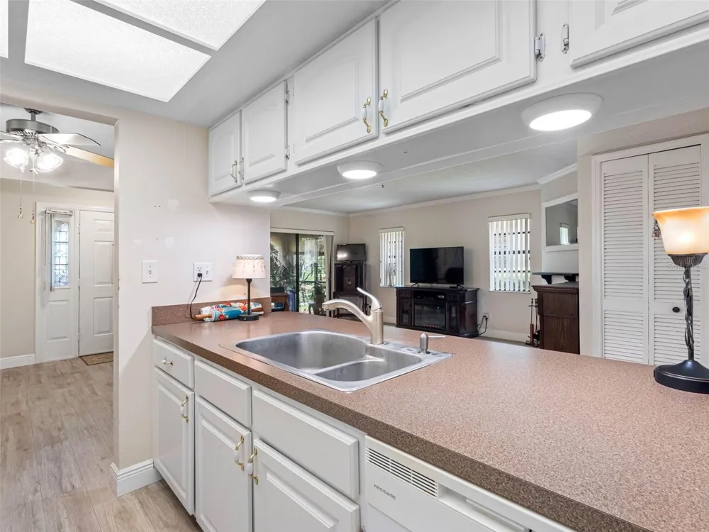 10182 SEMINOLE ISLAND DR Largo, FL 33773