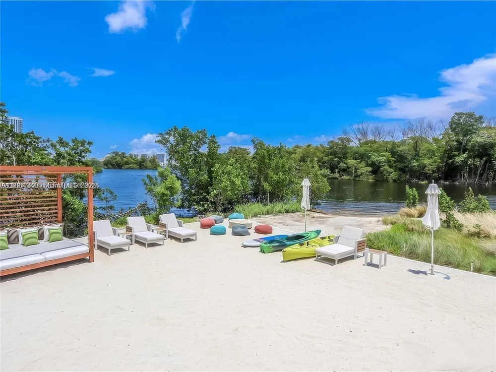 16385 Biscayne Blvd #2118 North Miami Beach, FL 33160