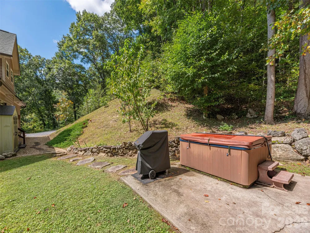 27 Little Roundtop Road Clyde, NC 28721