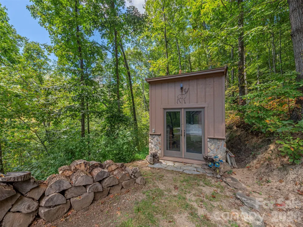 27 Little Roundtop Road Clyde, NC 28721