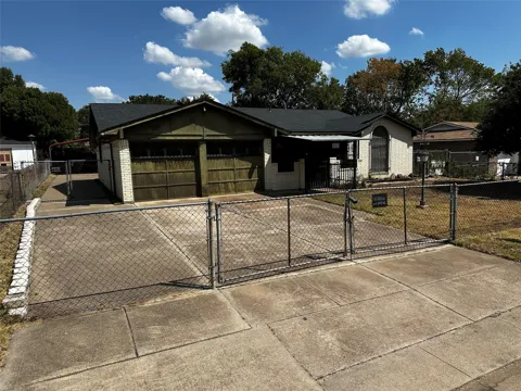809 Lomo Street