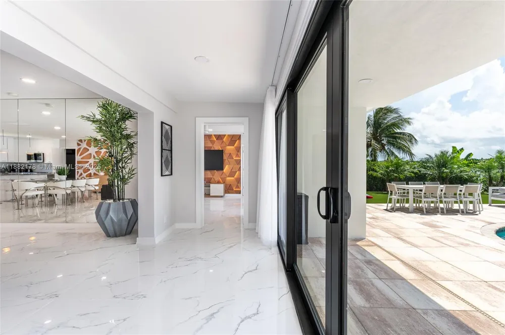 21230 NE 25th Ct Miami, FL 33180