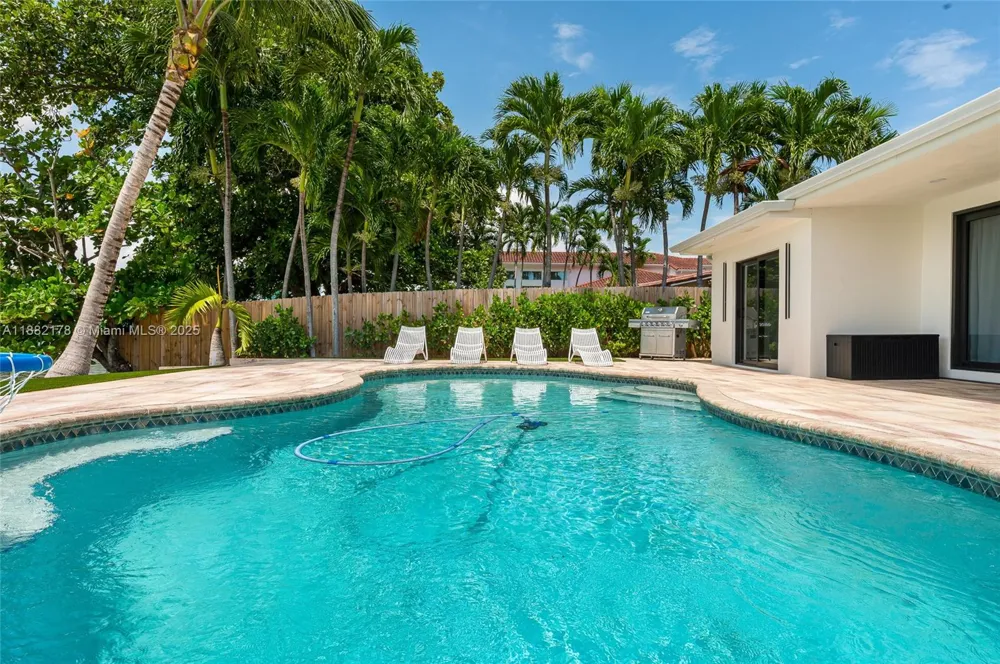 21230 NE 25th Ct Miami, FL 33180