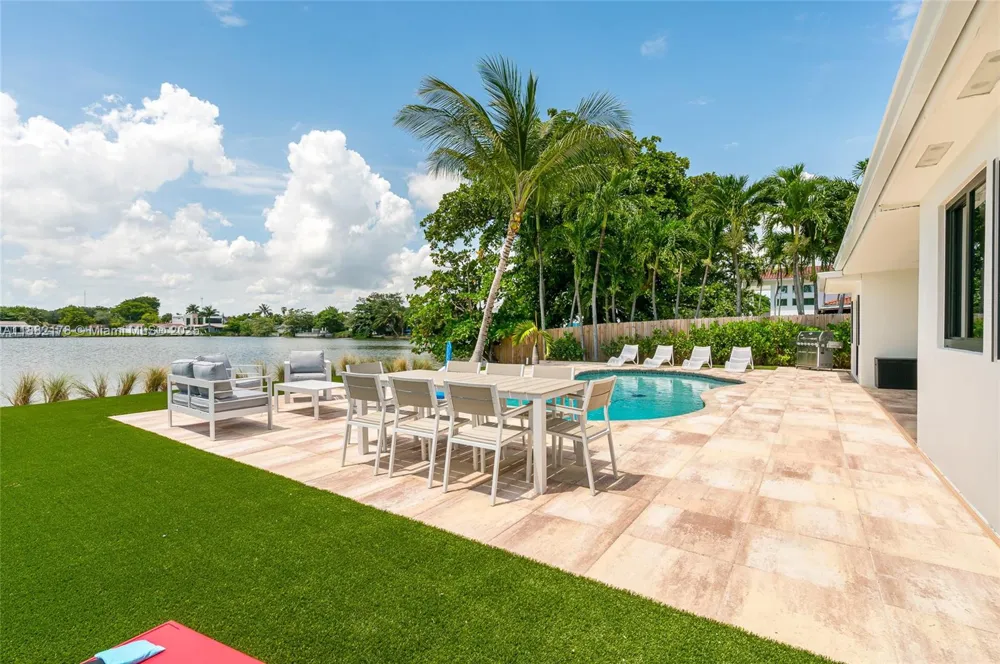 21230 NE 25th Ct Miami, FL 33180