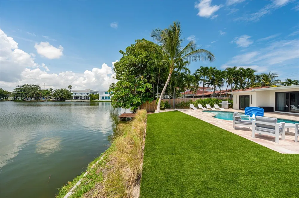 21230 NE 25th Ct Miami, FL 33180