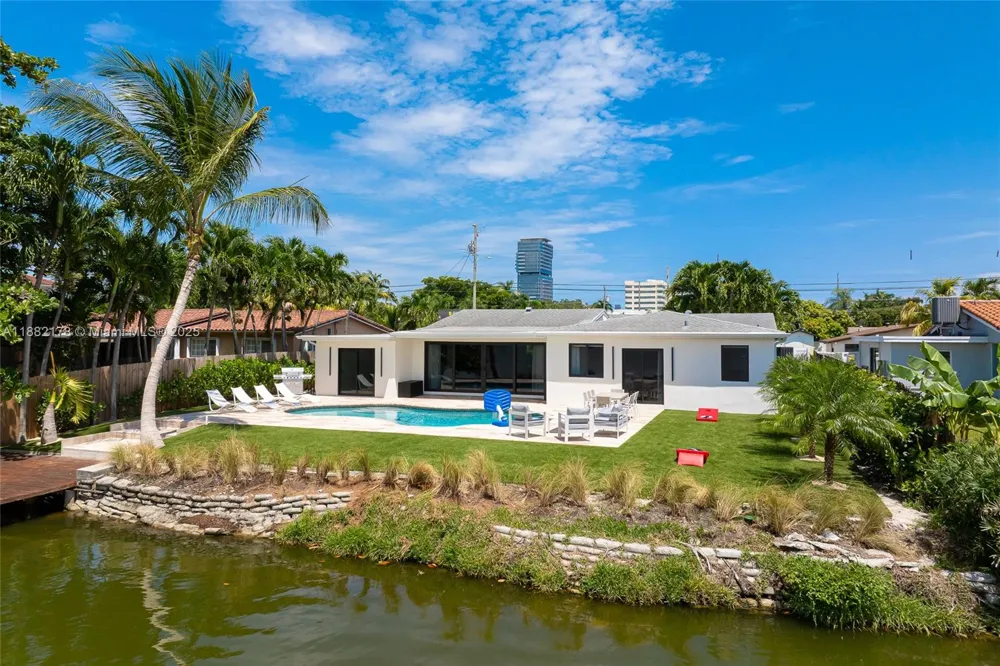 21230 NE 25th Ct Miami, FL 33180