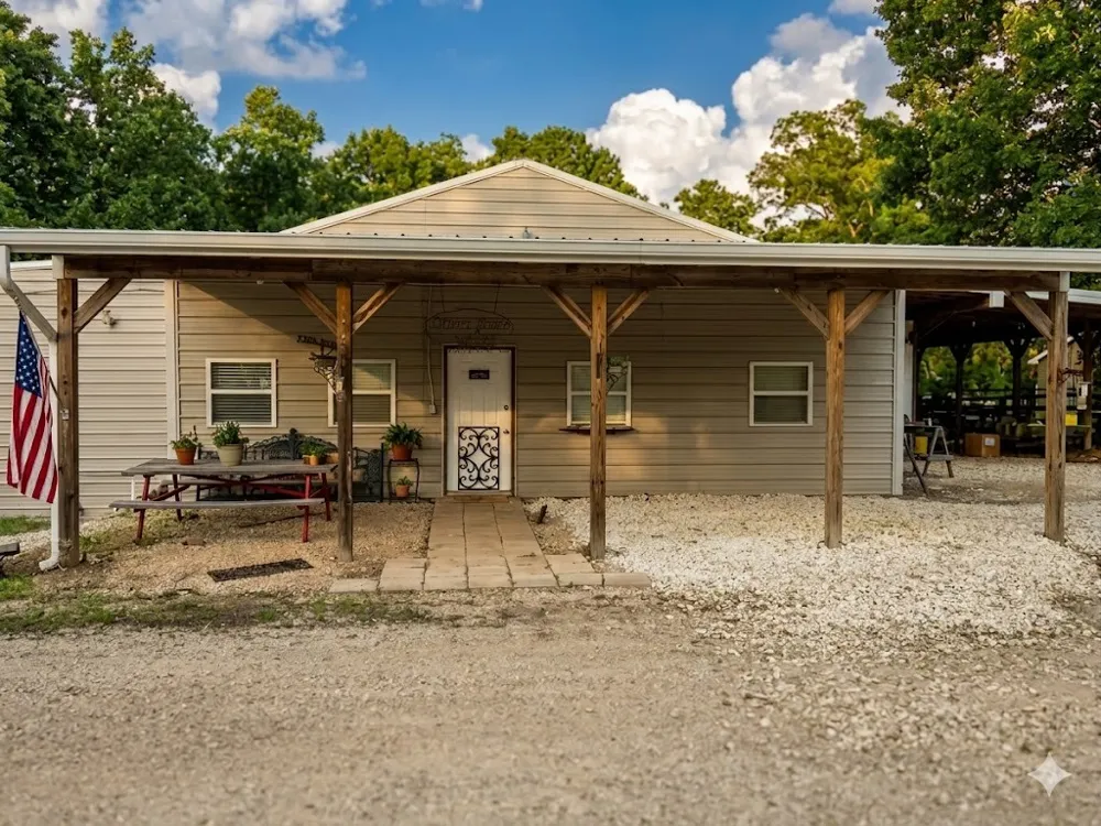 1870 N Market St Paris, TN 38242