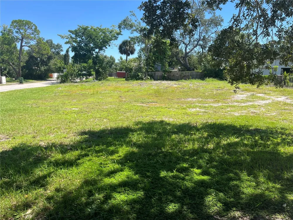2414 PELICAN DRIVE Sarasota, FL 34237
