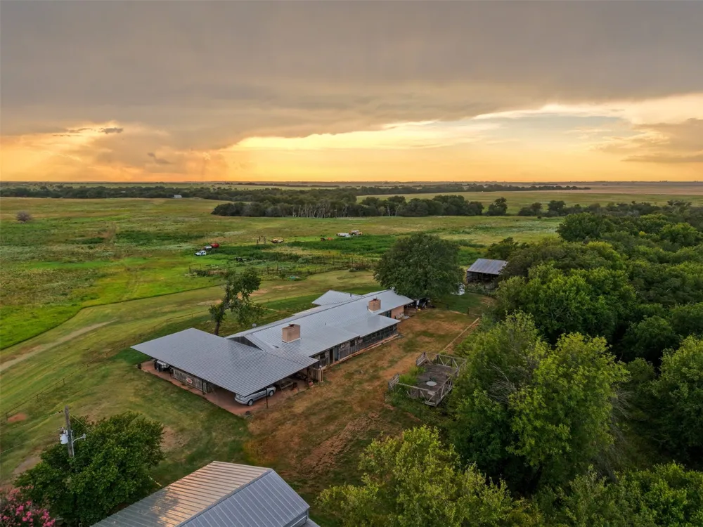 6977 E FM 171 Byers, TX 76357