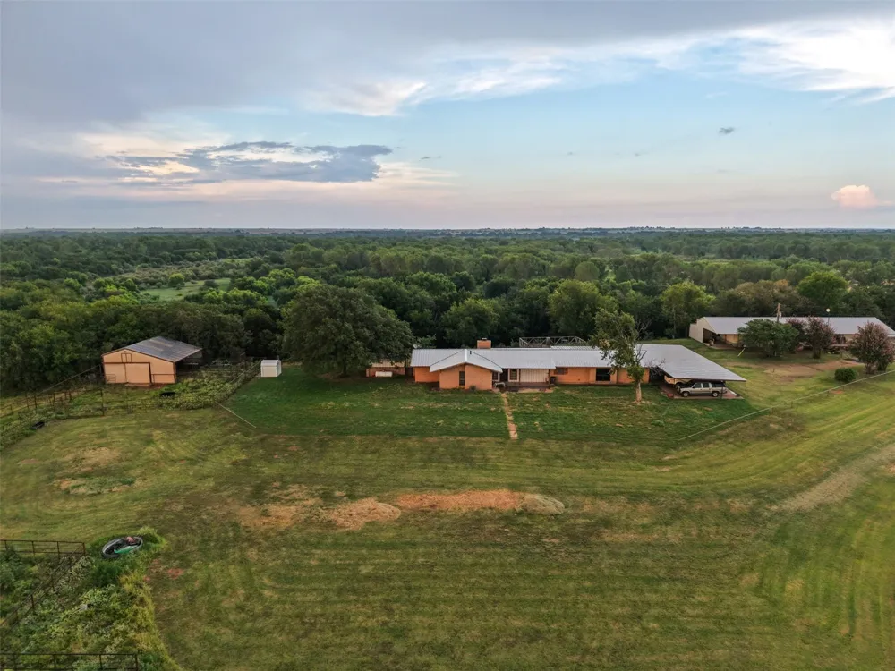 6977 E FM 171 Byers, TX 76357