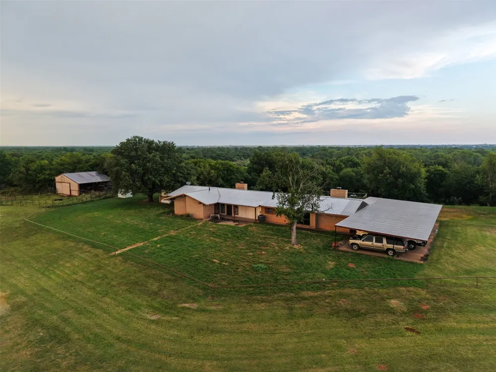 6977 E FM 171 Byers, TX 76357
