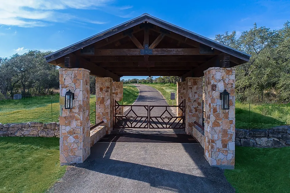 234 Elk Run Cove Blanco, TX 78606