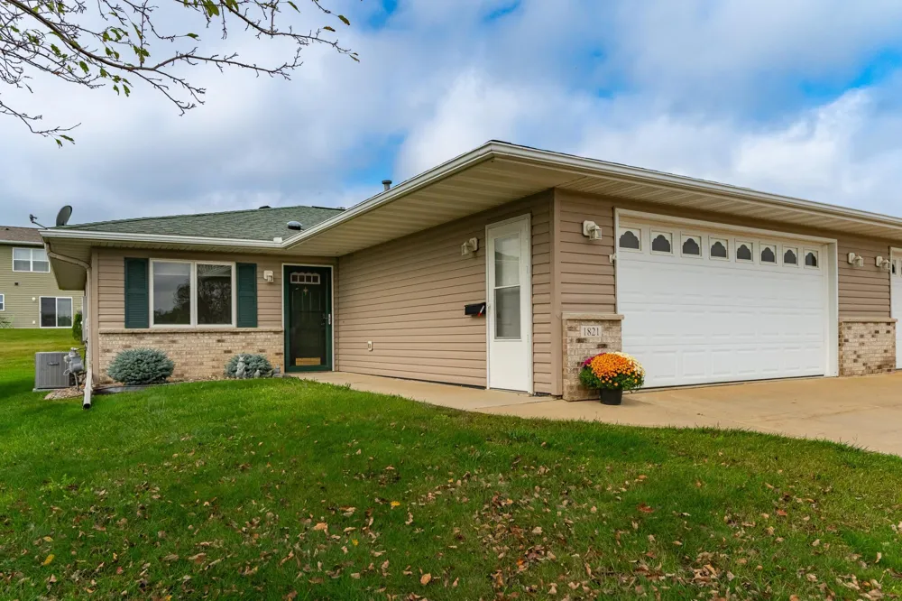 1821 Clubhouse Drive NE Stewartville, MN 55976