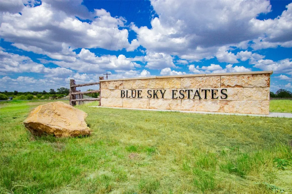 106 Sunny Day Dr Red Rock, TX 78662