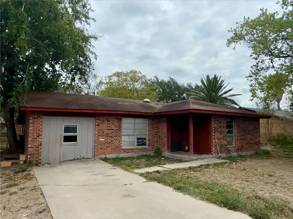 805 Continental Drive Three Rivers, TX 78071