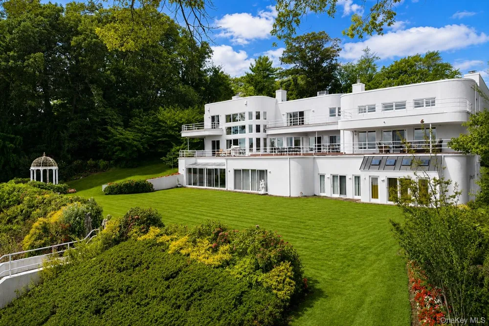 26 Tennis Court Road Oyster Bay, NY 11771