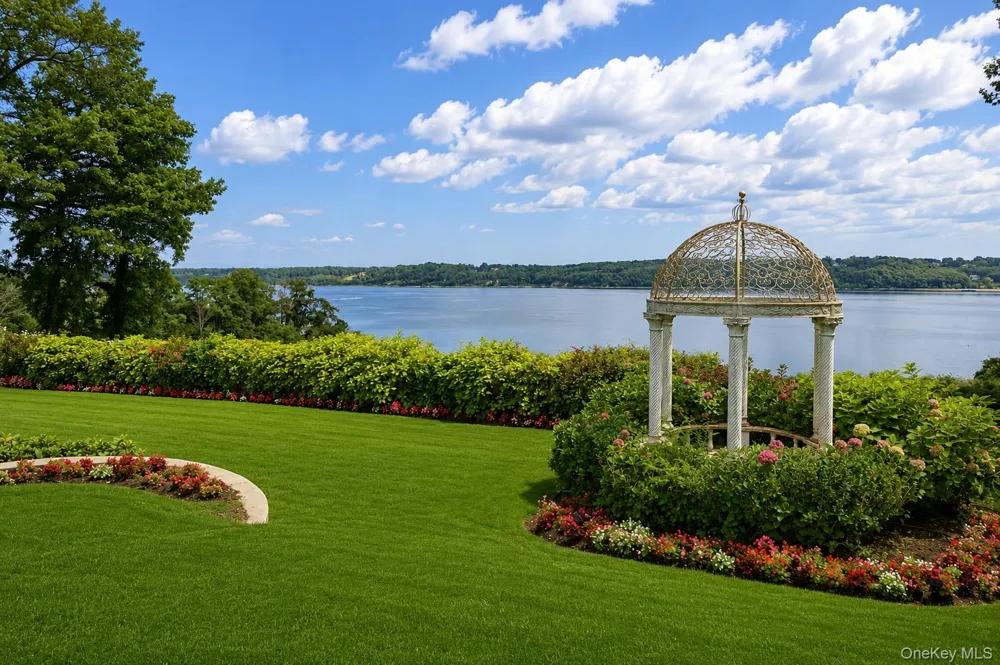 26 Tennis Court Road Oyster Bay, NY 11771