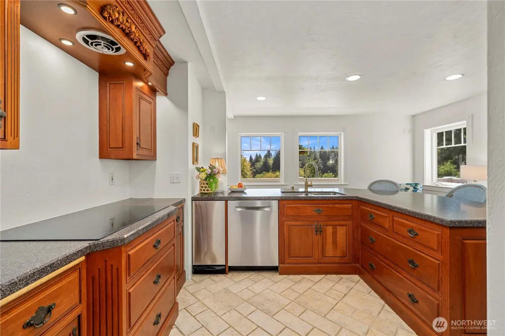 24 Broadway Hill Road Hoquiam, WA 98550