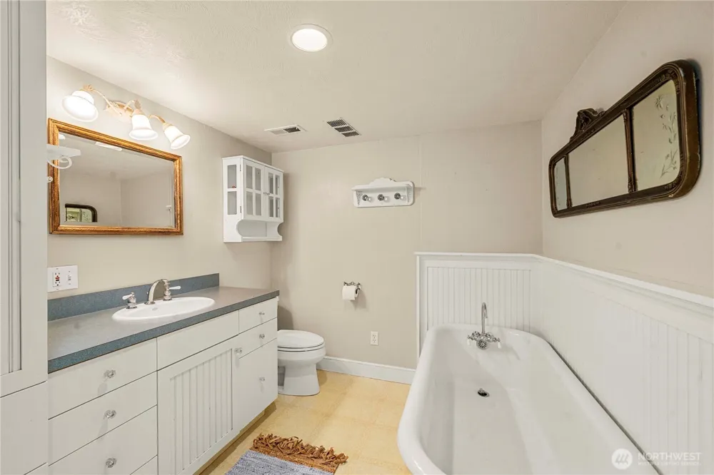 24 Broadway Hill Road Hoquiam, WA 98550