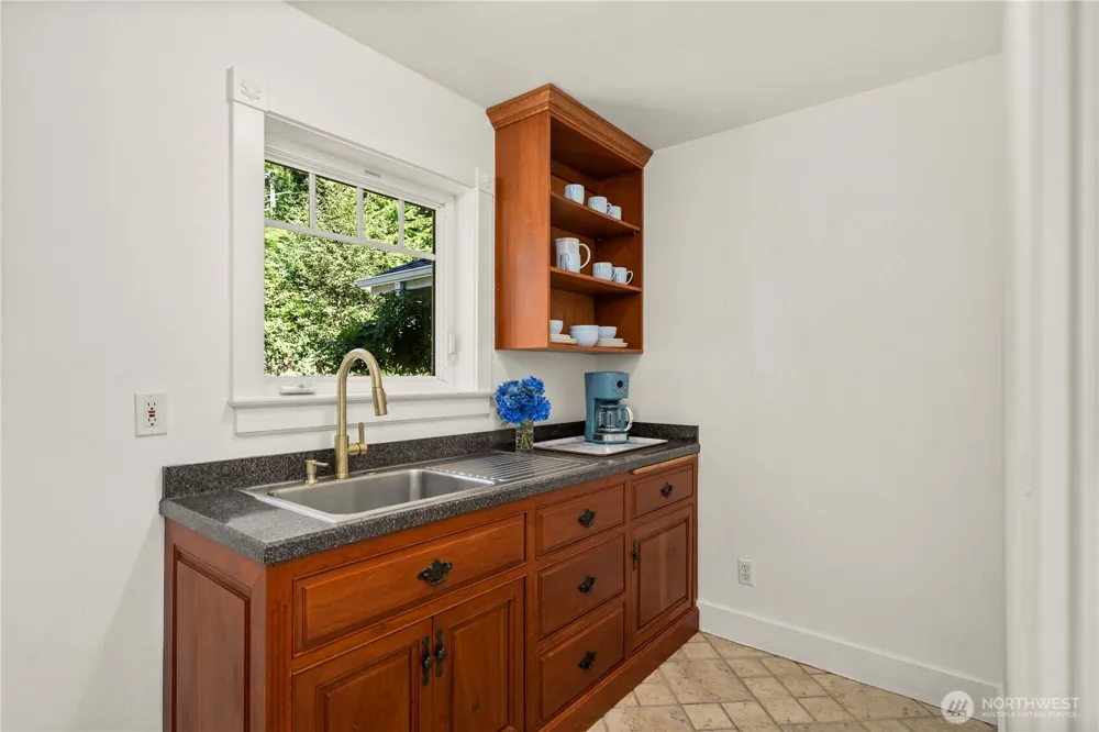 24 Broadway Hill Road Hoquiam, WA 98550