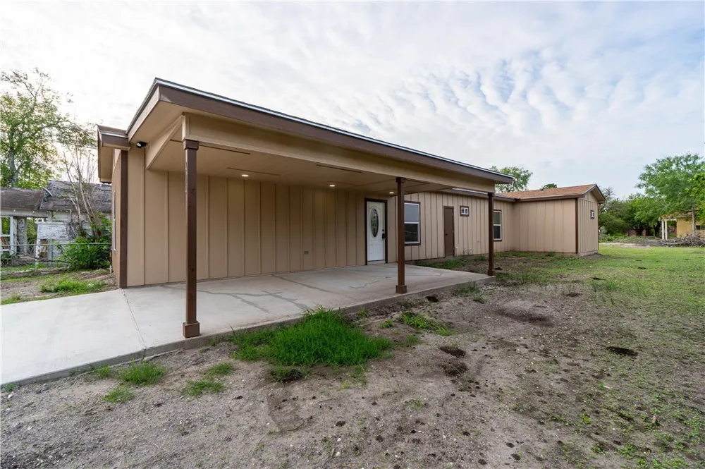 404 Dewey Avenue Alice, TX 78332