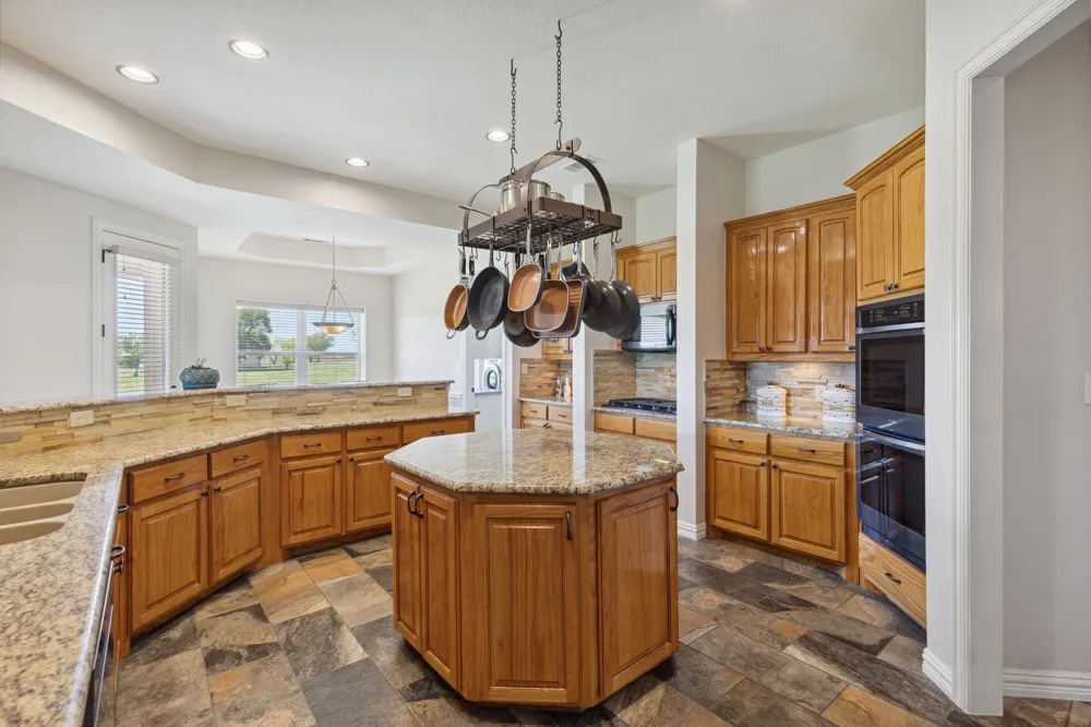 626 Scoggins Road Tioga, TX 76271