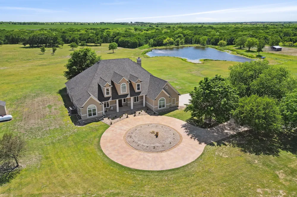 626 Scoggins Road Tioga, TX 76271