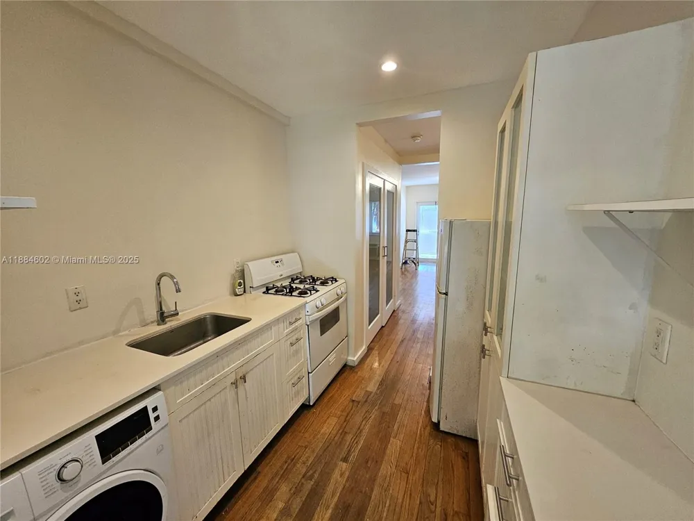 745 13th St #16 Miami Beach, FL 33139