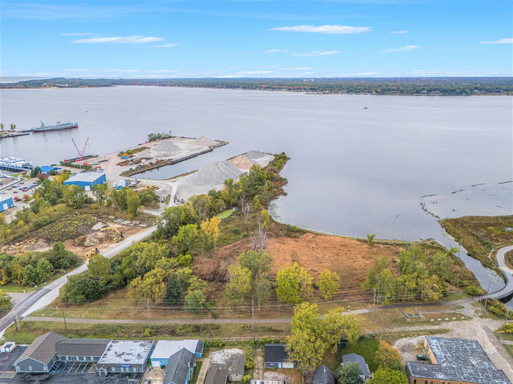 1794 Lakeshore Drive Muskegon, MI 49441