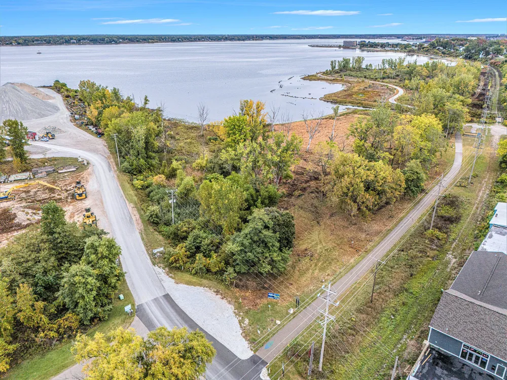 1794 Lakeshore Drive Muskegon, MI 49441